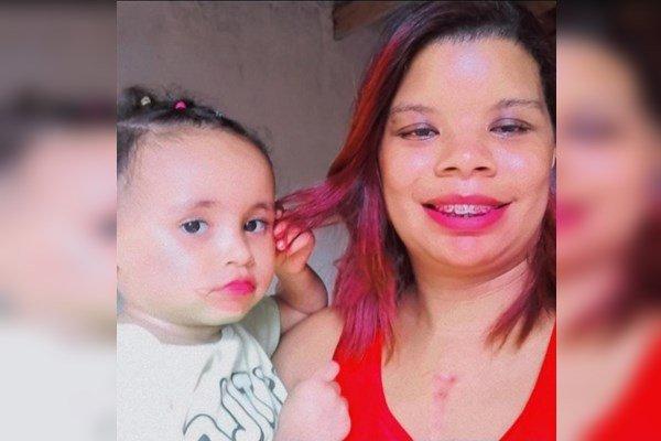Fabiana e a filha Mallu de 3 anos estavam no nibus clandestino que tombou na BR-070