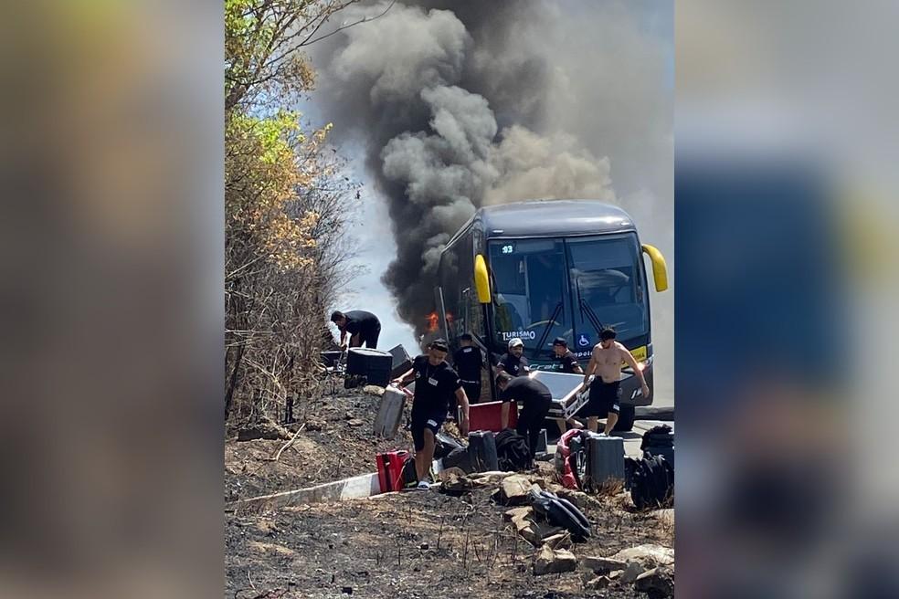 Imagem mostra momento em que passageiros saem do veculo Foto Reproduo