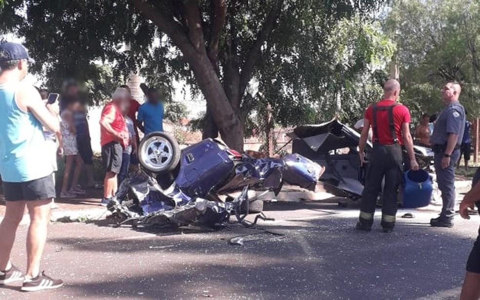 Em So Joaquim da Barra SP carro fica partido ao meio aps motorista bater contra rvore Foto Redes Sociais