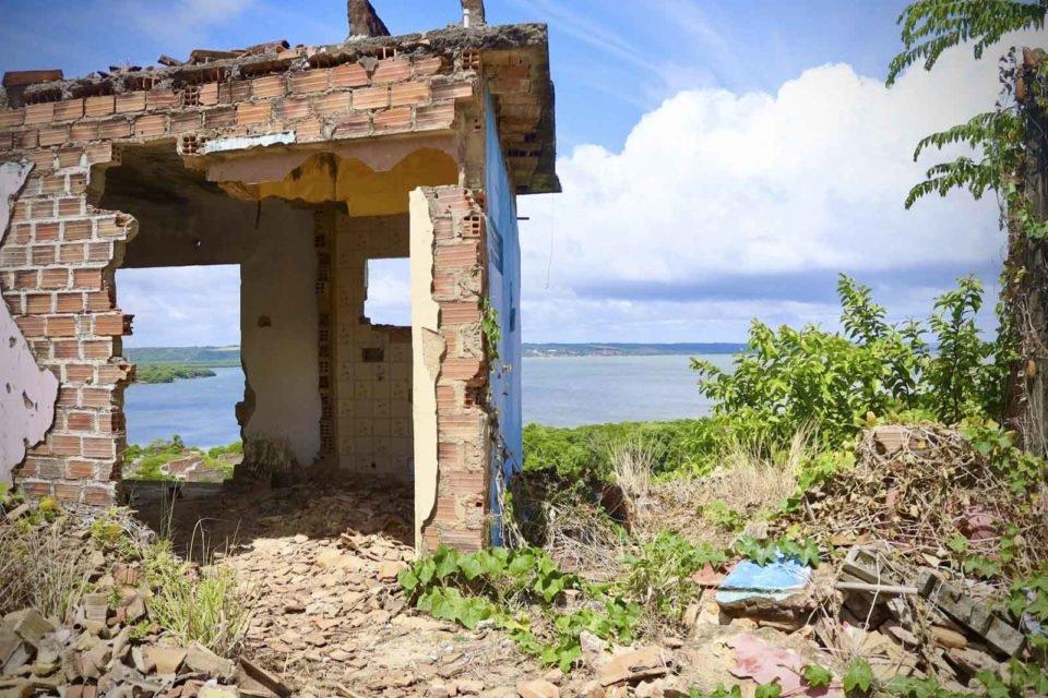 Casas abandonadas aps bairro do Pinheiro em Macei ter solo afundado pelo trabalho de mineracao da Braskem - Metrpoles