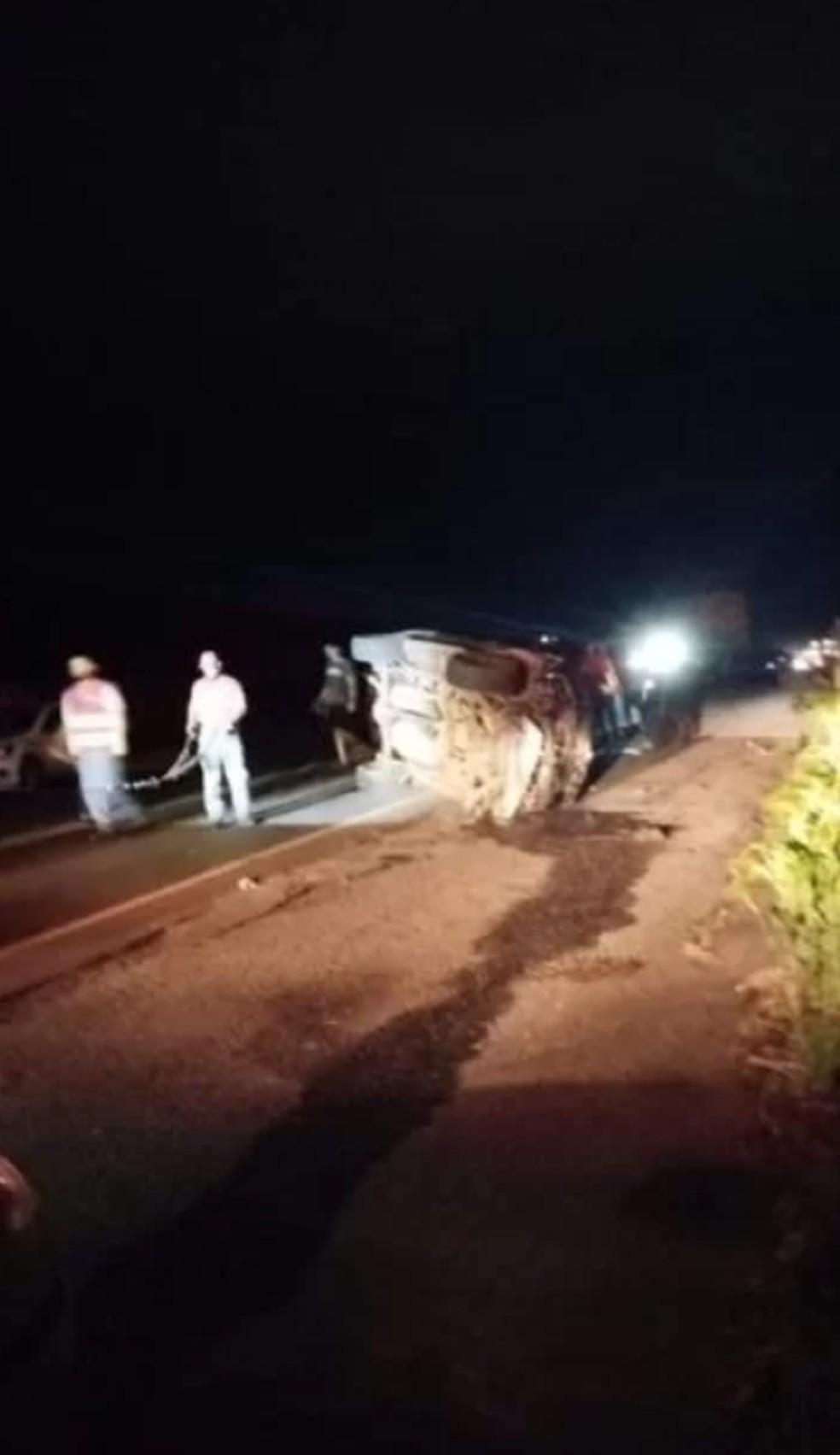 Carro de Z Neto tombou aps acidente em rodovia Foto ReproduoPRF