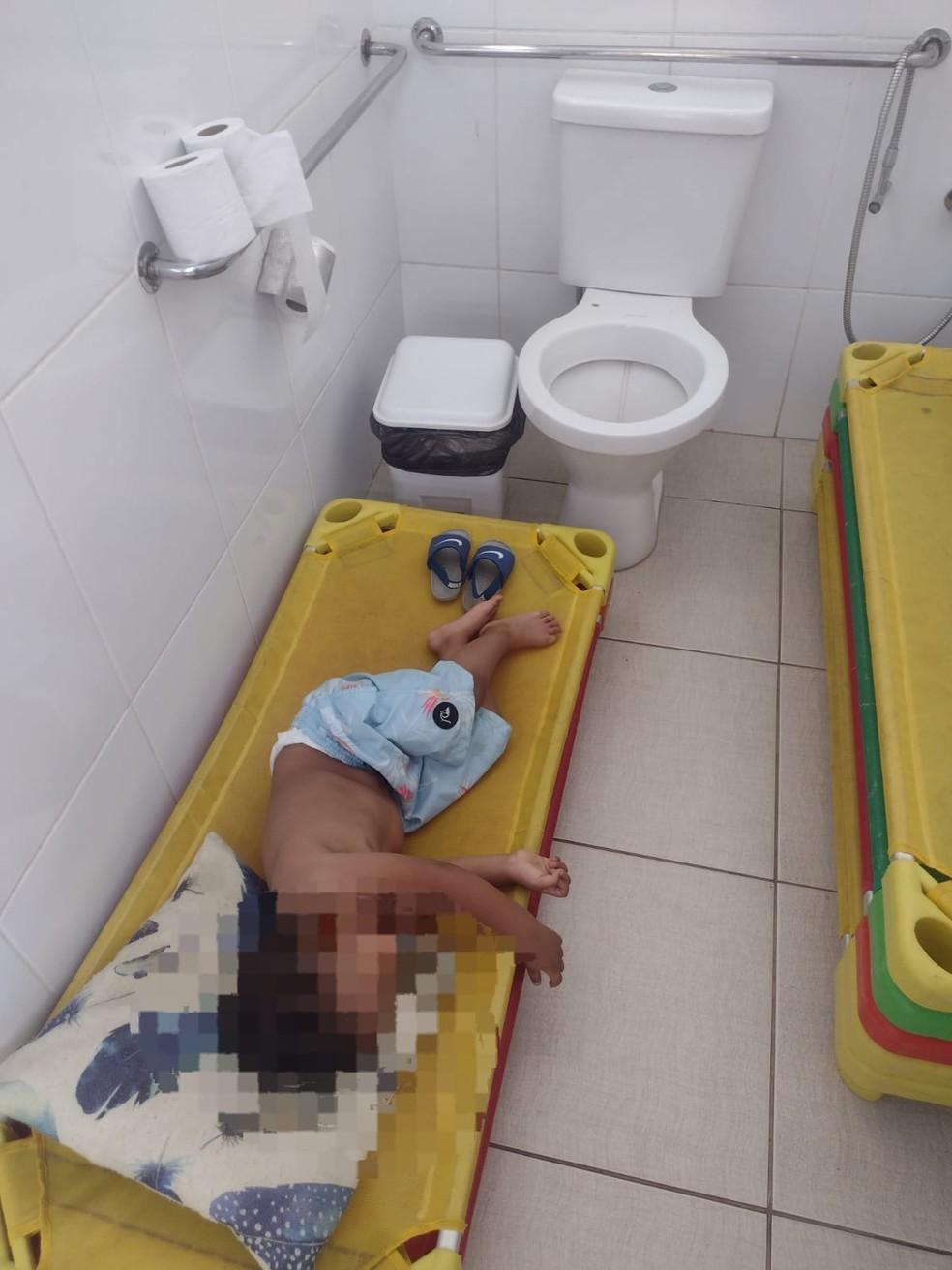 Menino de dois anos foi colocado para dormir no banheiro em uma escola de Pains Foto Milene SilvaArquivo Pessoal