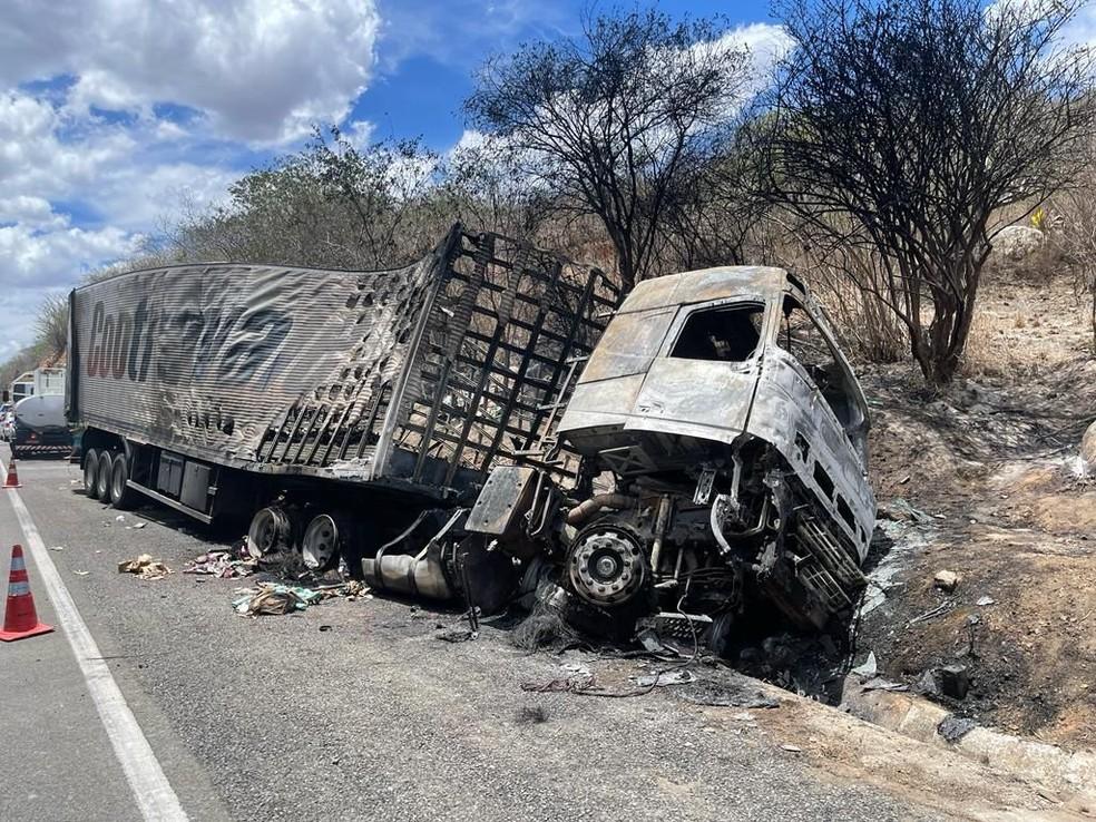 Cantor morre após bater carro contra caminhão na BR-116; ele era vocalista de banda 34 Acidente na BR-116 deixou um morto no trecho da cidade de Manoel Vitorino na Bahia Foto DivulgaoPRF