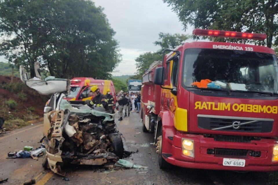 Bombeiros atuam em grave acidente que deixou um morto e trs feridos Foto mostra caminhonete com a frente destruda ao lado do caminho dos bombeiros
