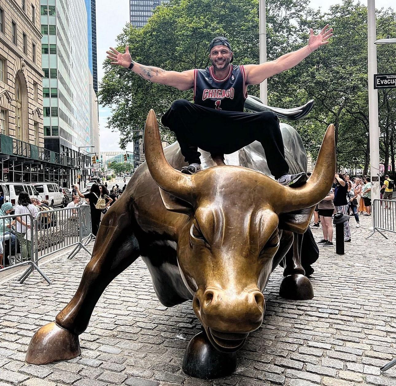 Klber Bambam foi o primeiro ganhador do BBB Investiu na Bolsa de Valores comprou imveis e multiplicou os R500 mil do prmio Atualmente influencer e lutador de boxe Foto Reproduo Instagram