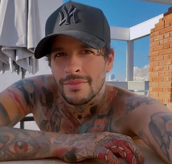 Vencedor do BBB 8 Rafinha disse em entrevistas que investiu o prmio de R 1 milho em imveis e num estdio de tatuagem em Campinas onde vive O ex-brother tatuador Foto Reproduo