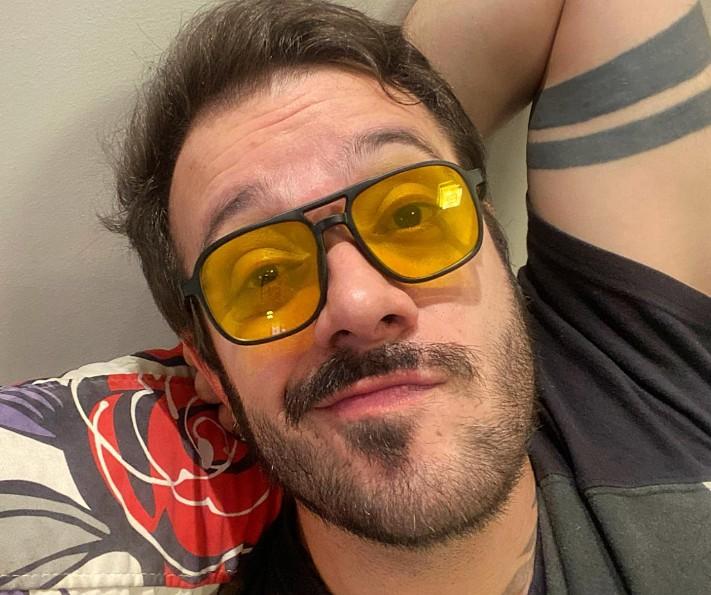 Max Porto vencedor do BBB 9 revelou que no fez um bom uso do dinheiro do prmio Torrei boa parte dessa grana achando que estava fazendo certo Hoje em dia Max artista plstico d aulas de desenho e apresentador do canal de uma escola de games Foto Reproduo