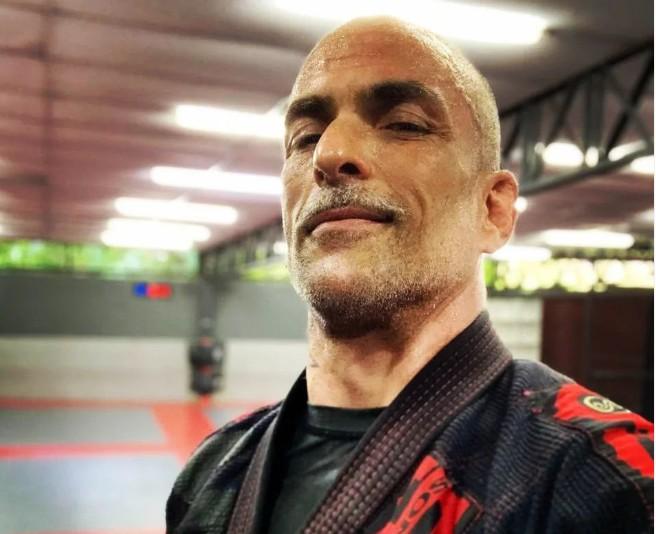 Marcelo Dourado vencedor do BBB 10 foi outro que tambm conta no ter usado bem o valor do prmio Numa entrevista ele confessou Eu jogo jogos de azar Todo o dinheiro j era Estou devendo Hoje ele atua como rbitro do Iron Man MMA e como educador fsico Foto Reproduo