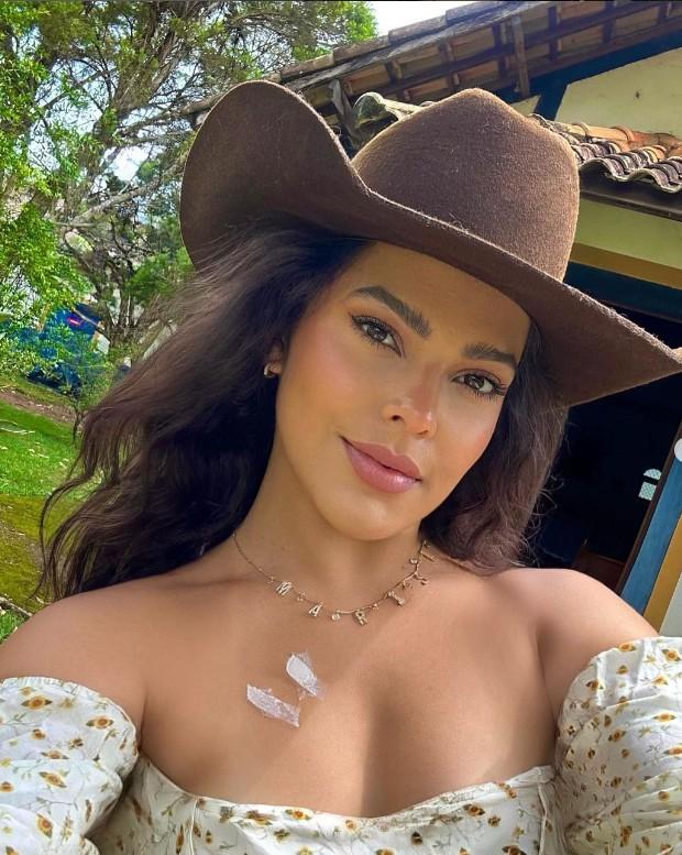 Emilly Arajo do BBB 17 revelou que usou o dinheiro para pagar dvidas e fazer investimentos Ela influenciadora hoje em dia Foto Reproduo