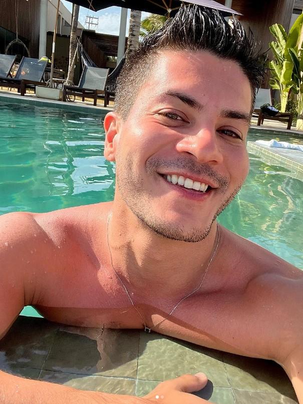 Arthur Aguiar do BBB 22 contou em 2022 que deixou o valor do prmio investido e que pretende fazer retiradas apenas quando for necessrio Ele alm de ator msico e empresrio Tambm d palestras motivacionais Foto Reproduo