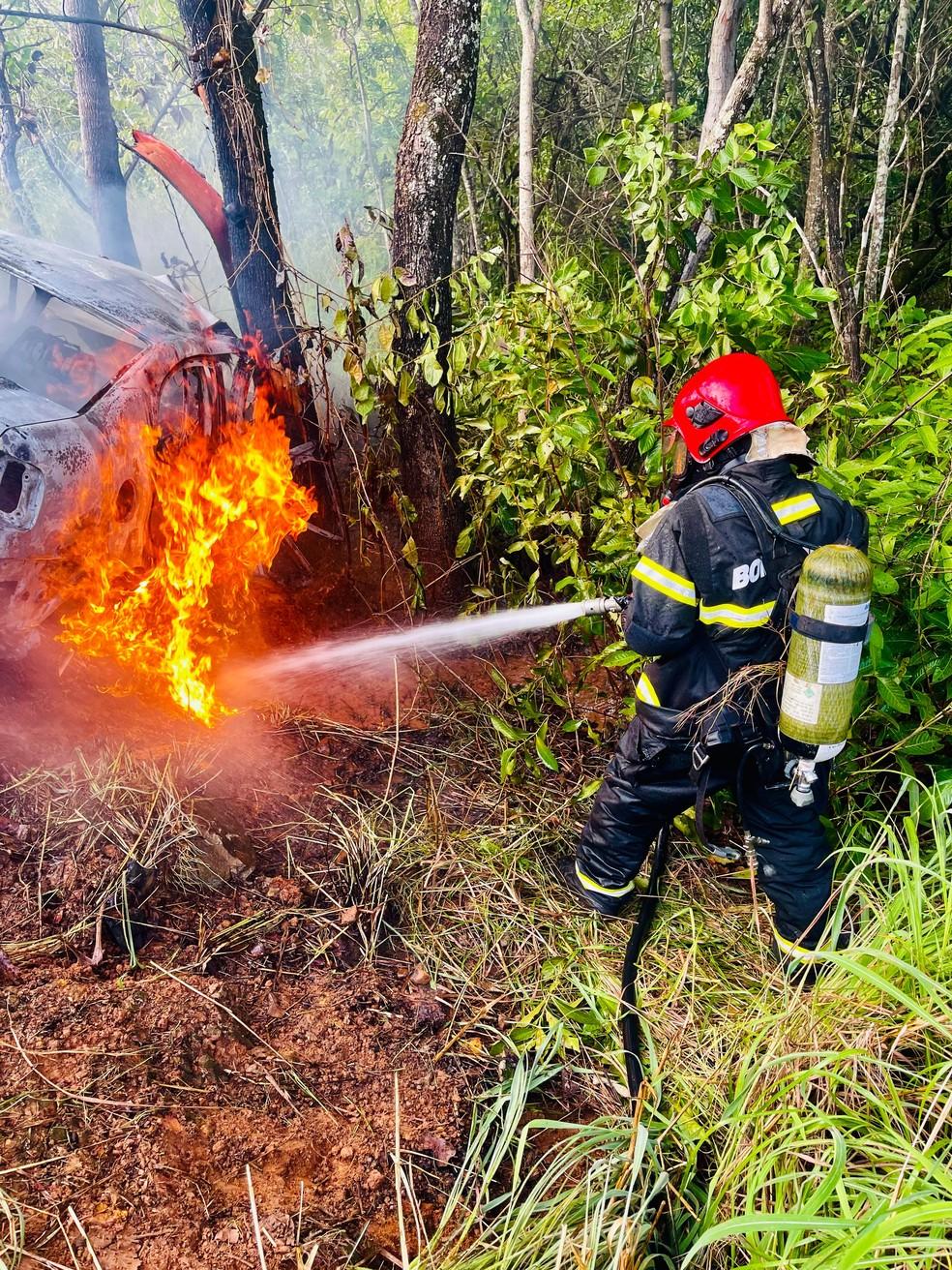Carro pega fogo e vtimas morrem carbonizadas em Dianpolis sudeste do Tocantins Foto DivulgaoCorpo de Bombeiros