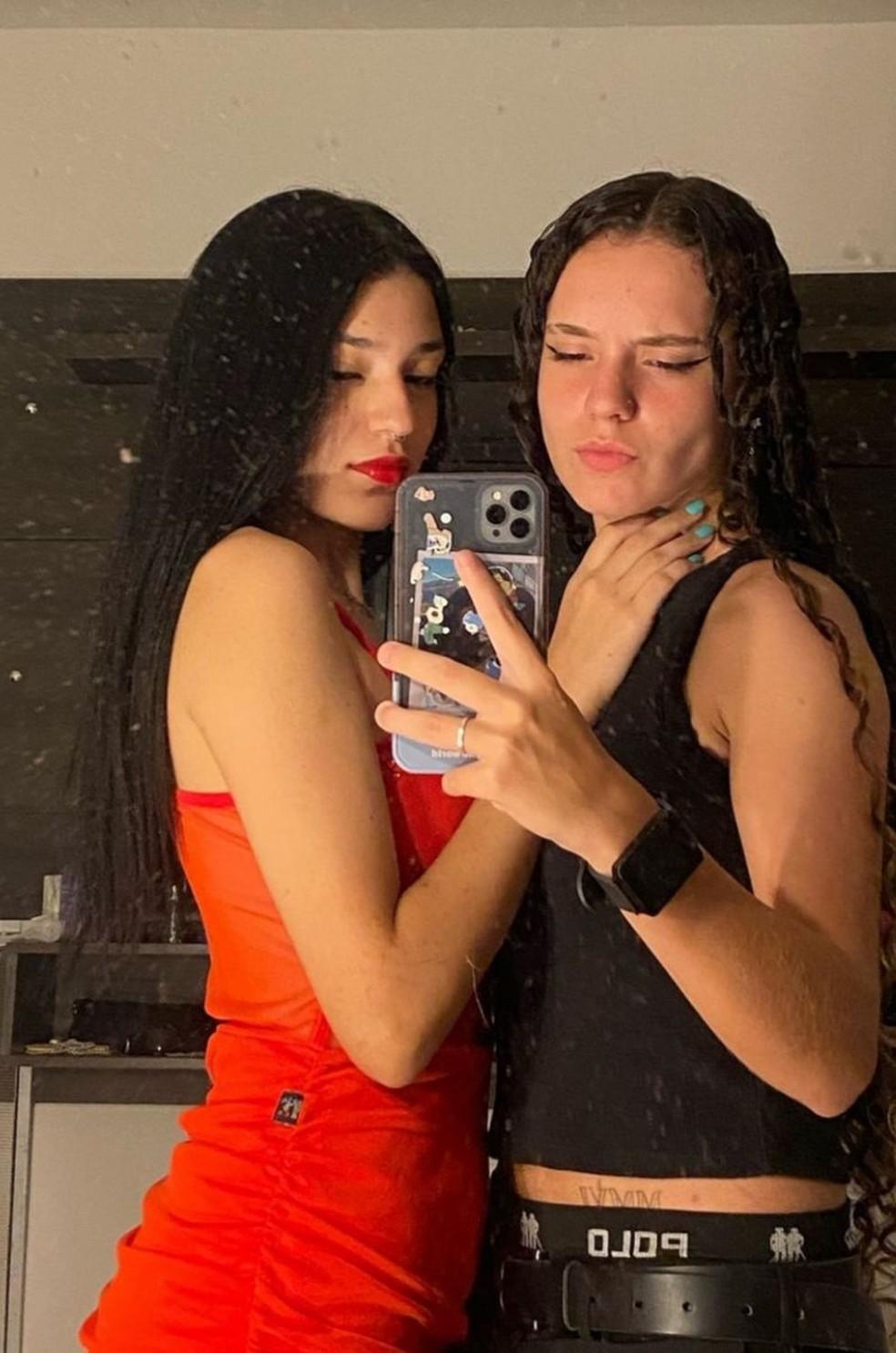 Pyetra Benelli com a namorada Thas Tabeich no Natal Foto Instagram