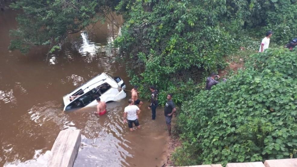 Carro com famlia caiu em rio e cinco pessoas morreram Foto Reproduo