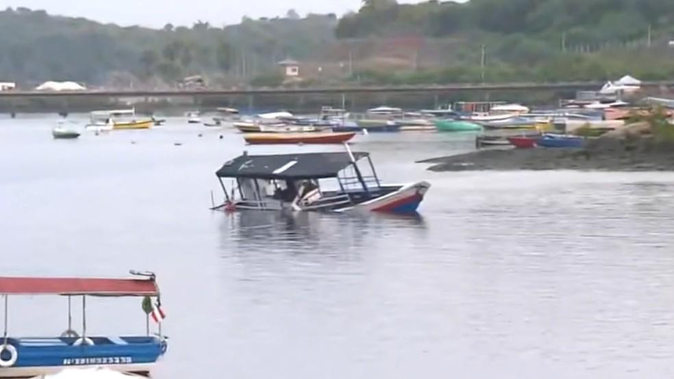 Embarcao naufraga e deixa mortos na Baa de Todos-os-Santos Foto TV GloboReproduo
