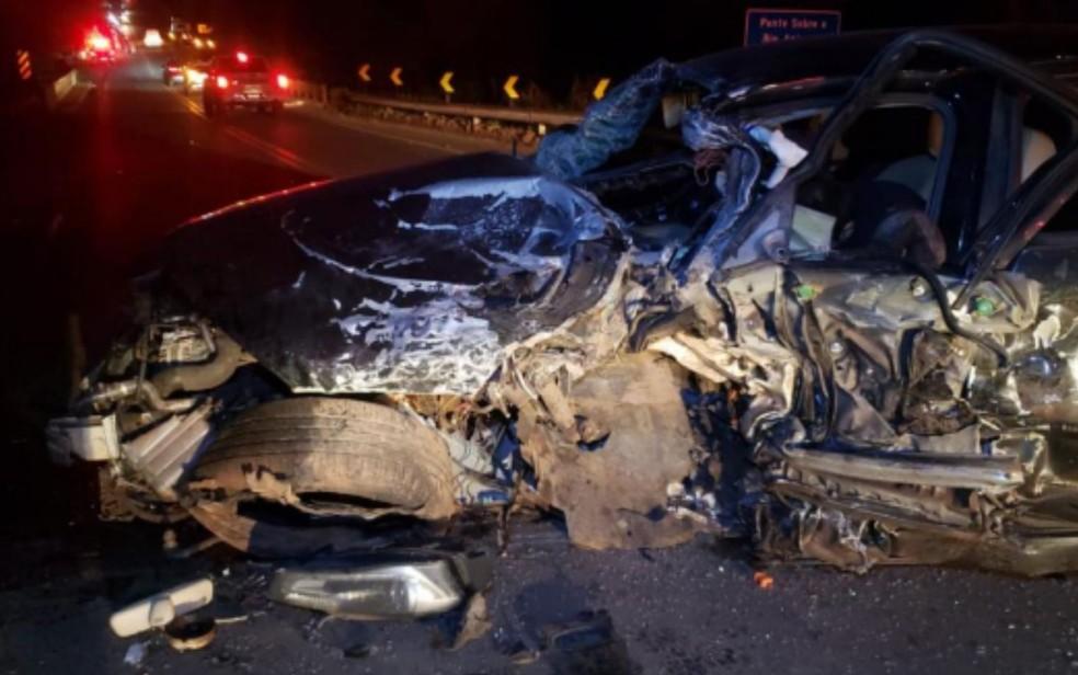 Carro do mdico Thiago Rosa de 39 anos que morreu em um acidente na GO-060 entre Santa Brbara de Gois e Claudinpolis Gois Foto ReproduoPM