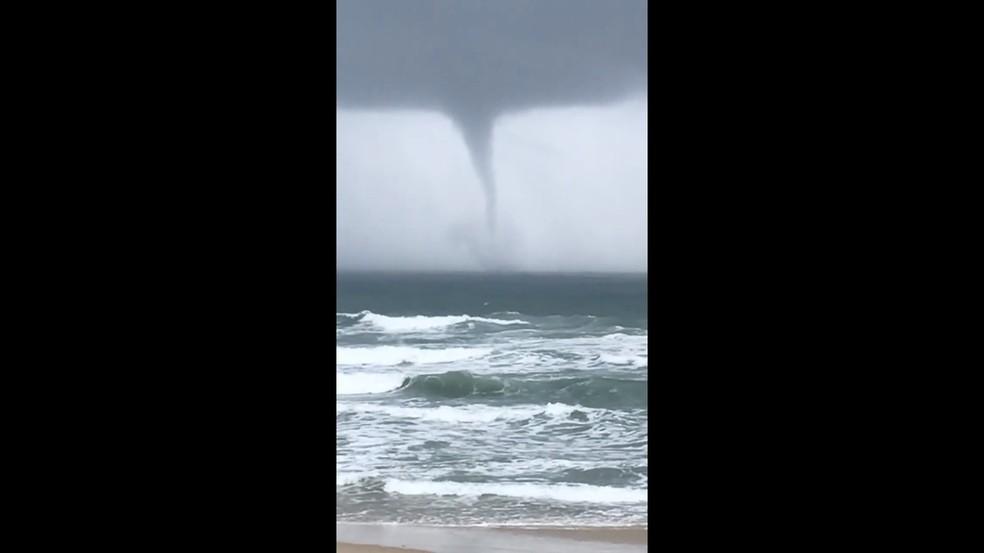 Vdeos mostram tromba dgua avistadas por moradores em praias de Florianpolis VDEO Foto Cabo Tiago MoritzCBMSC