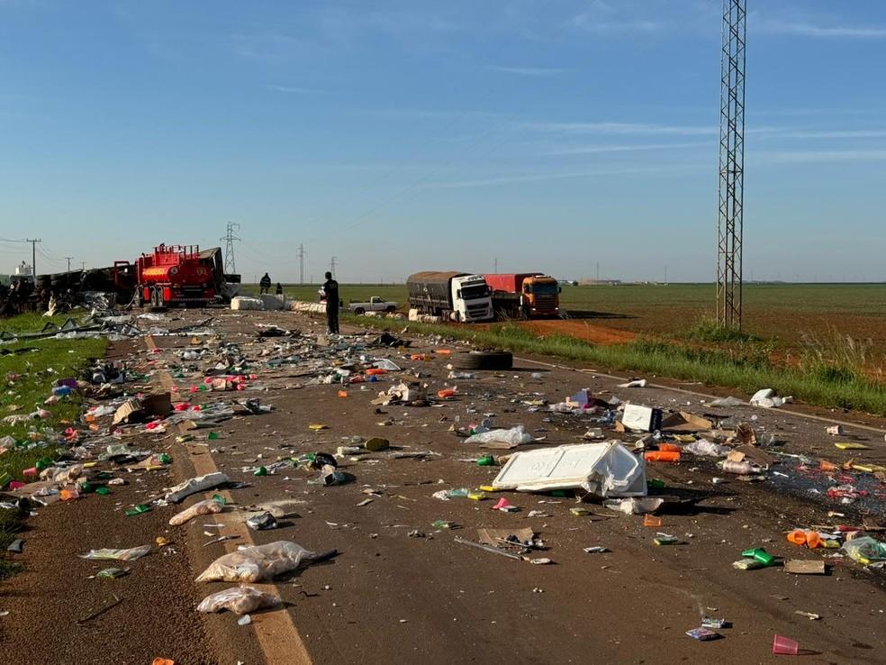 Cargas dos veculos ficaram espalhadas na pista Foto William Tessaro