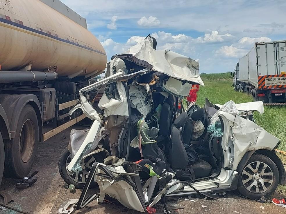 Image: https://mulherinteressante.com/wp-content/uploads/2024/02/postiimg-65bbf474c79313469.jpg Carros foram esmagados por caminhes na BR-153 em Jos Bonifcio SP criana morreu Foto Madelyne BoerTV TEM