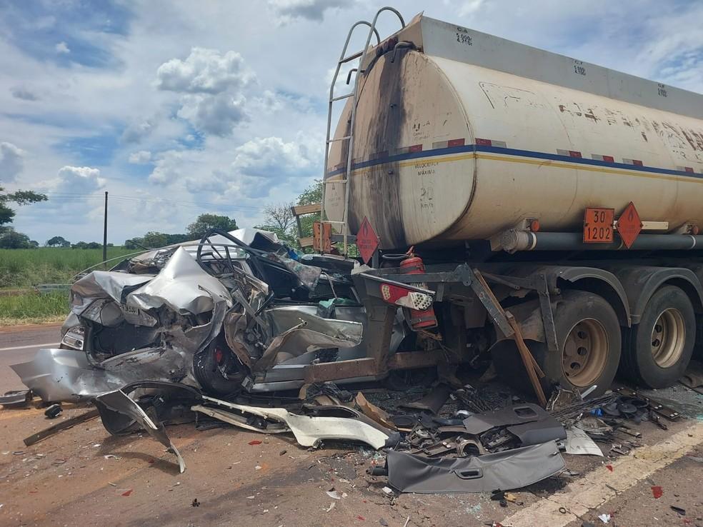 Carros foram esmagados por caminhes na BR-153 em Jos Bonifcio SP criana morreu Foto Madelyne BoerTV TEM