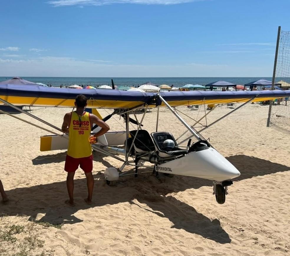 Queda de Ultraleve em Meia Praia no Litoral Norte de SC Foto Corpo de BombeirosDivulgao