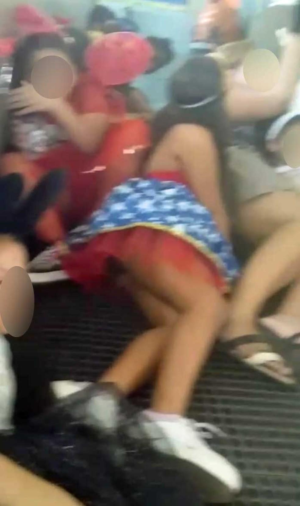 Image: https://mulherinteressante.com/wp-content/uploads/2024/02/postiimg-65c51c39477a82645.jpg Crianas algumas delas fantasiadas devido ao carnaval se abaixam em escola para se proteger dos tiros durante operao na Mar Foto Reproduo