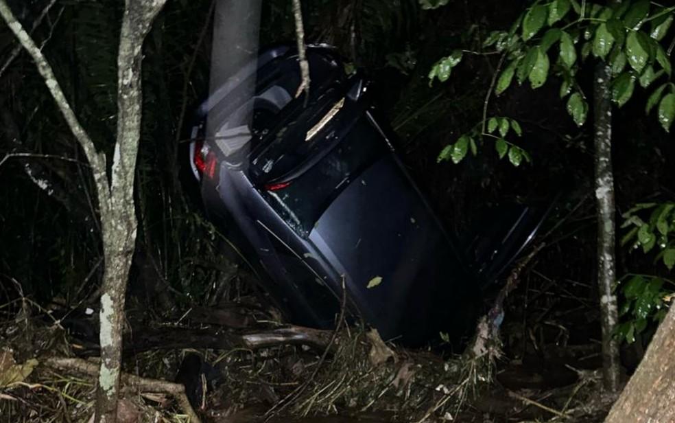 Carro fica preso em galhos aps ser arrastado por enxurrada em Trindade Foto DivulgaoBombeiros