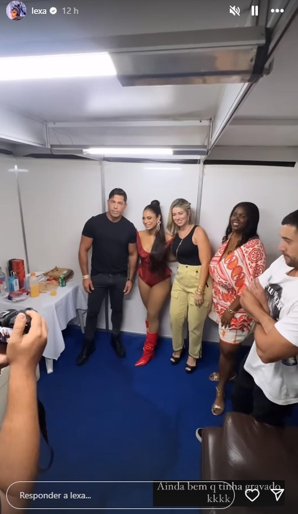 Lexa com o prefeito da Barra do Pira em camarim de show Foto ReproduoInstagram