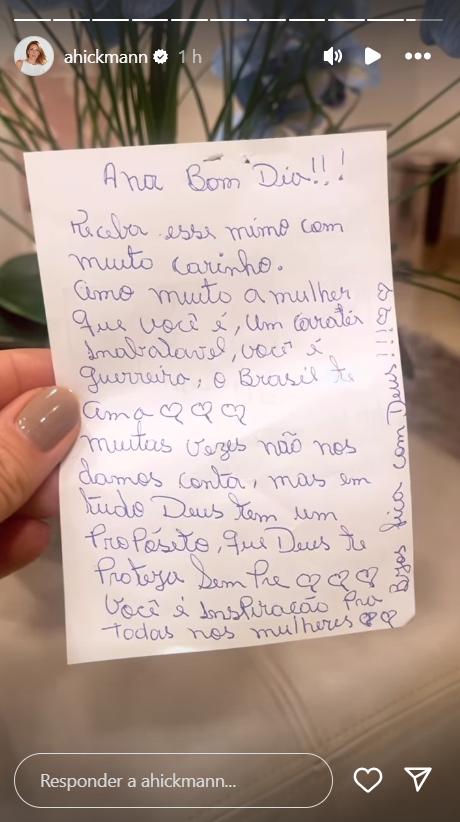 Ana Hickmann recebe presente em camarim Foto Reproduo Instagram