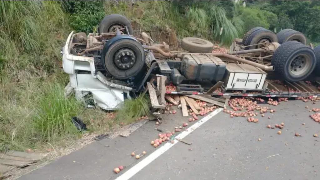 Caminho tomba carregado de maas e mata duas pessoas na SC-390