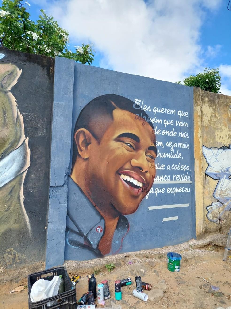 Davi do BBB 24 ganhou muro grafitado com seu rosto e parte da msica de Emicida Foto Extra