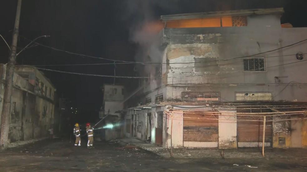 Casas prximas ao local tambm foram incendiadas Foto Marcelo AbreuTv Globo