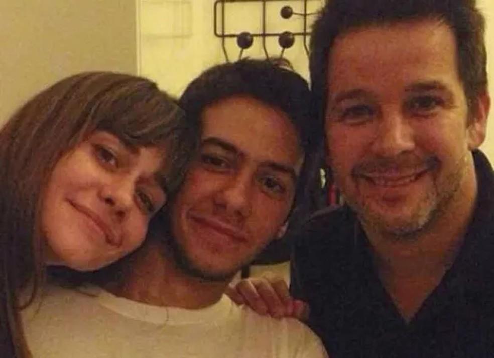 Image: https://mulherinteressante.com/wp-content/uploads/2024/03/postiimg-65f9b786d4b7c7812.jpg Antonio com os pais Foto ReproduoInstagram