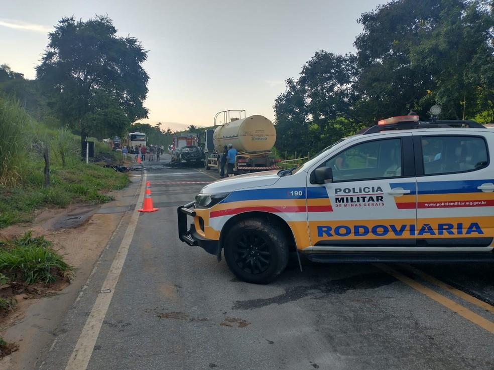 Pista interditada aps acidente Foto Polcia Militar Rodoviria