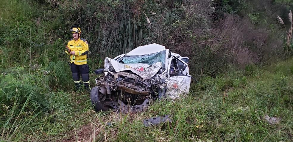 Batida entre carro da sade de prefeitura de SC caminho deixa trs mortos Foto Corpo de BombeirosDivulgao