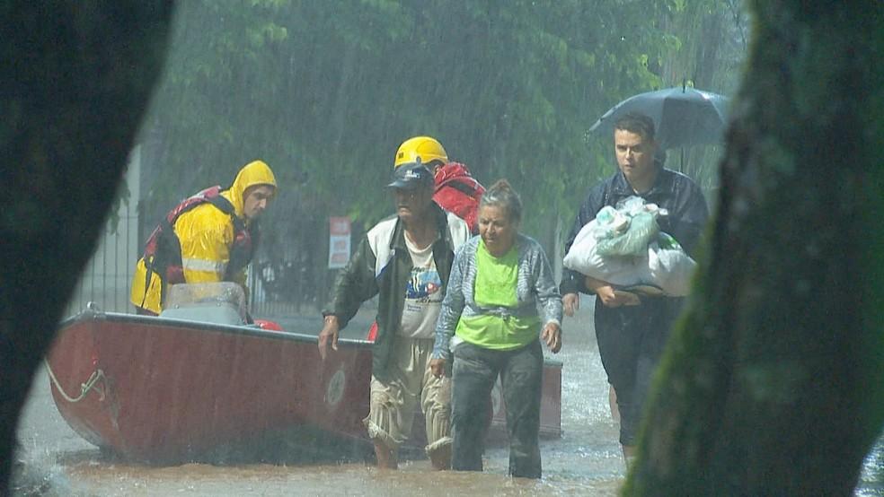 Image: https://mulherinteressante.com/wp-content/uploads/2024/04/postiimg-663177626fc8c3179.png Moradores socorridos em Santa Cruz do Sul Foto ReproduoRBS TV