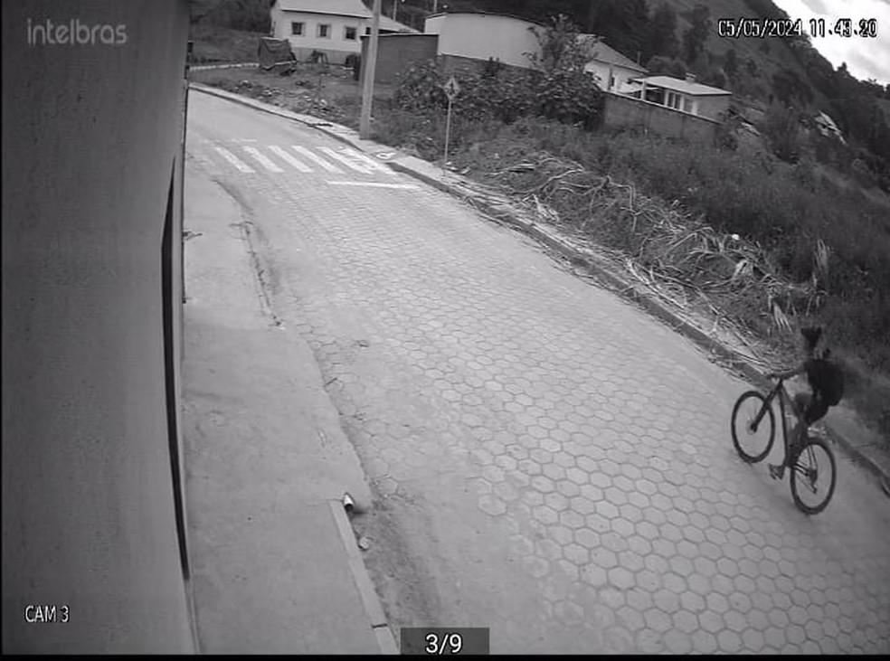 Cmeras de segurana flagraram a ciclista no domingo momentos antes de desaparecer Foto Redes Sociais