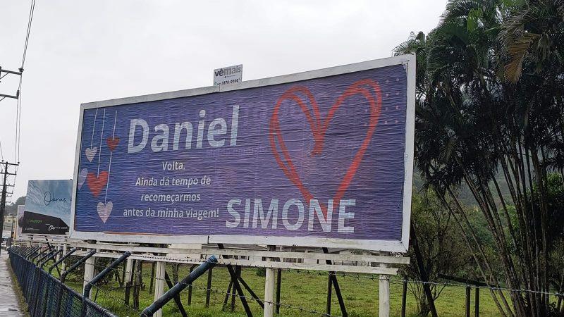 Image: https://mulherinteressante.com/wp-content/uploads/2024/05/postiimg-6643fbd4783639987.jpeg Mulher pede reconciliao em outdoor em SC antes de viagem e torce para ter amado de volta