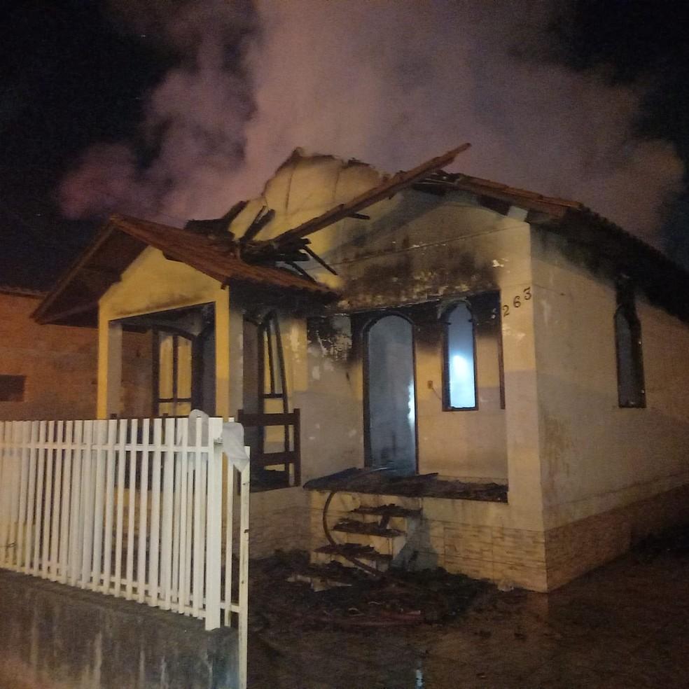 Casa incendiada aps briga em Cricima Foto Corpo de BombeirosDivulgao
