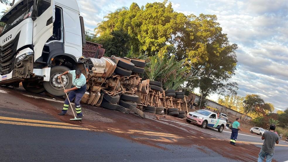 Carreta estava carregada com toras de eucalipto quando atingiu viatura da PRF Foto Corpo de BombeirosReproduo