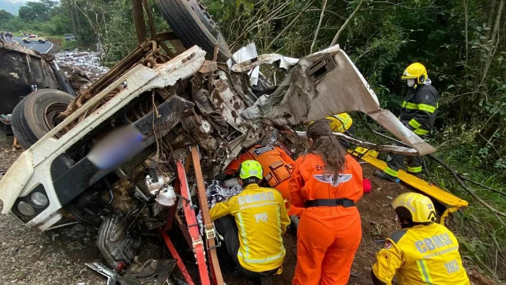 Caminho tomba e motorista fica preso s ferragens na SC-283