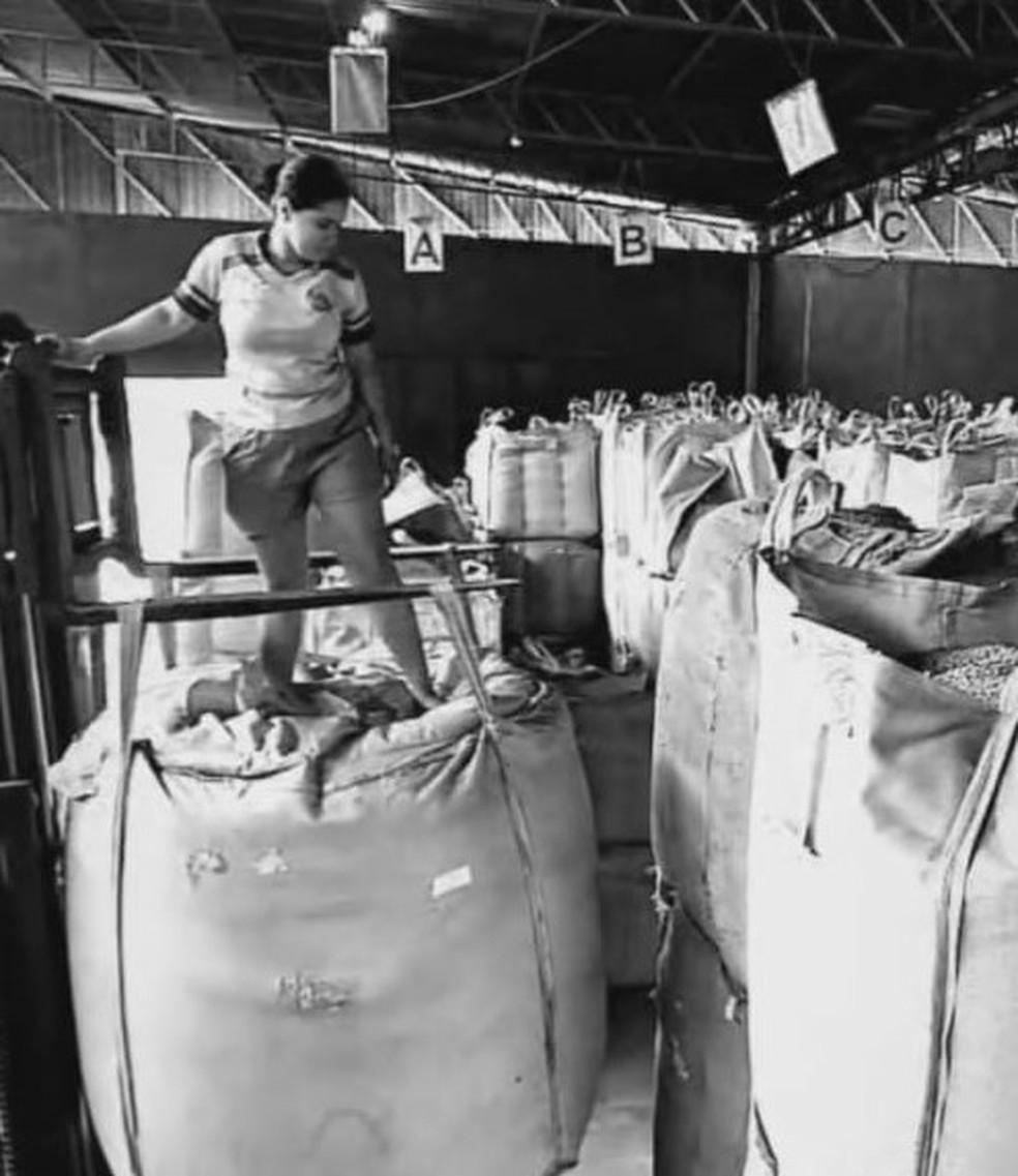 Pilha Jumbo-Bag desabou em cima da jovem que foi socorrida por colegas mas no resistiu e morreu no local acima Foto Reproduoredes sociais
