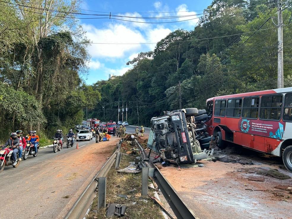 Caminho ficou tombado na pista Foto Patrcia LuzTV Globo