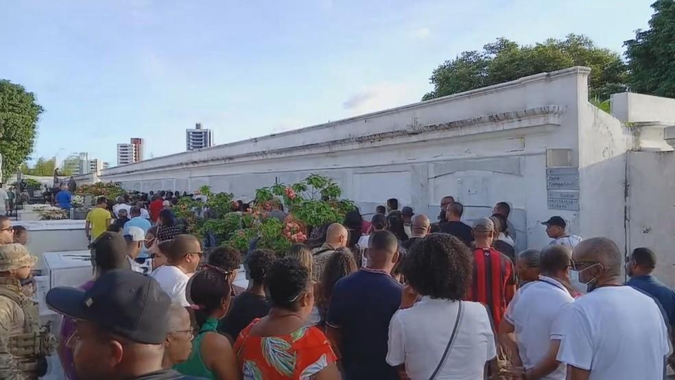Corpo do vidraceiro foi sepultado na tera-feira no Cemitrio Campo Santo Foto ReproduoTV Bahia