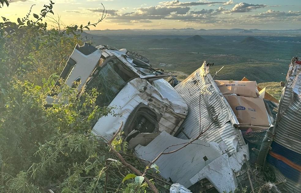 Image: https://mulherinteressante.com/wp-content/uploads/2024/07/postiimg-6685800db09e62888.jpeg Caminho saiu da pista aps os impactos mas motorista teve apenas ferimentos leves Foto TV ParabaReproduo