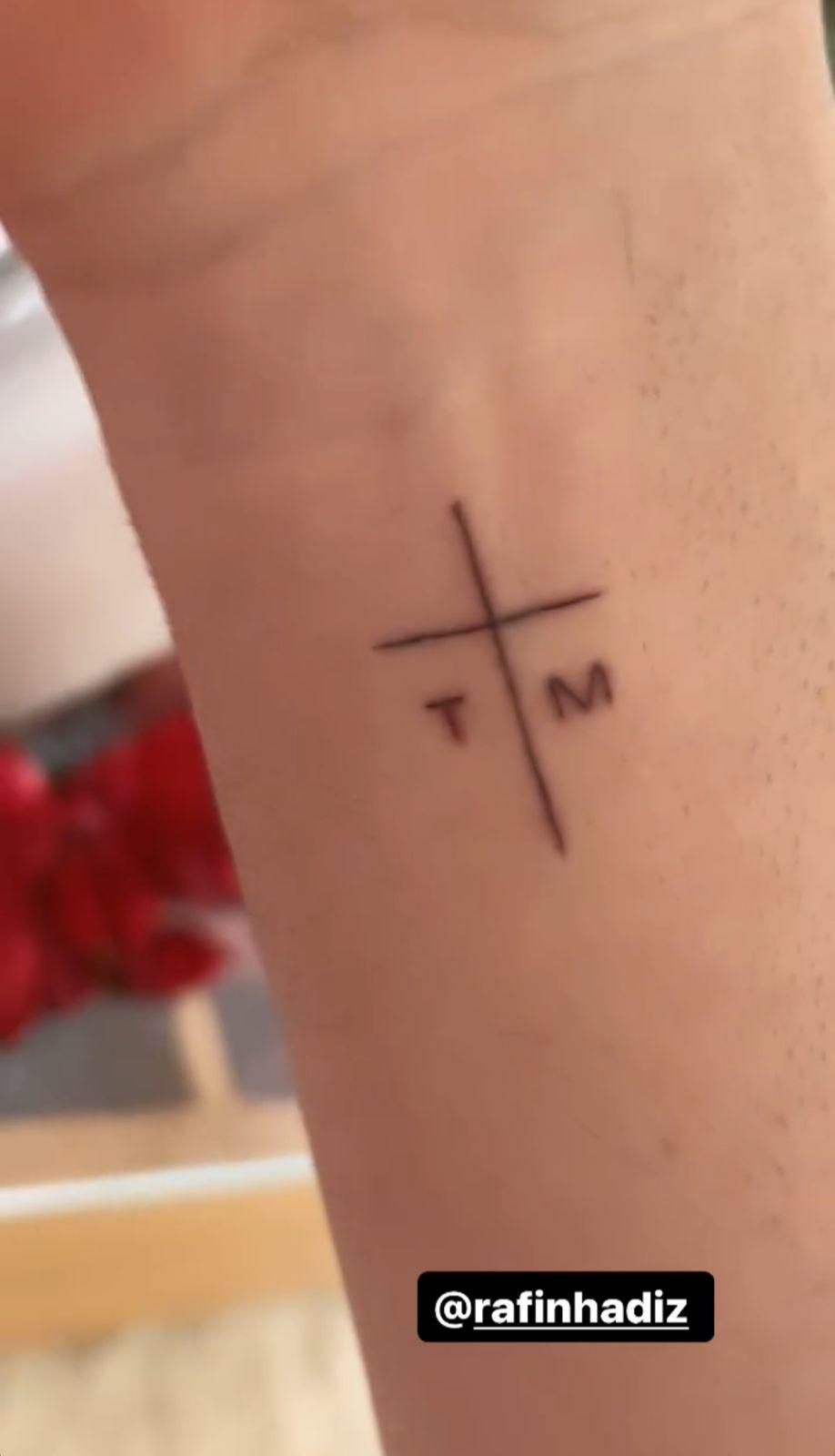 Thiago Nigro faz tatuagem para Mara Cardi