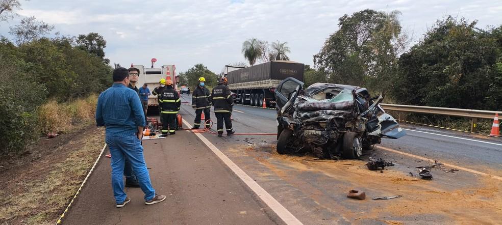 Jovens morreram no local do acidente Foto Sidnei BronkaReproduo