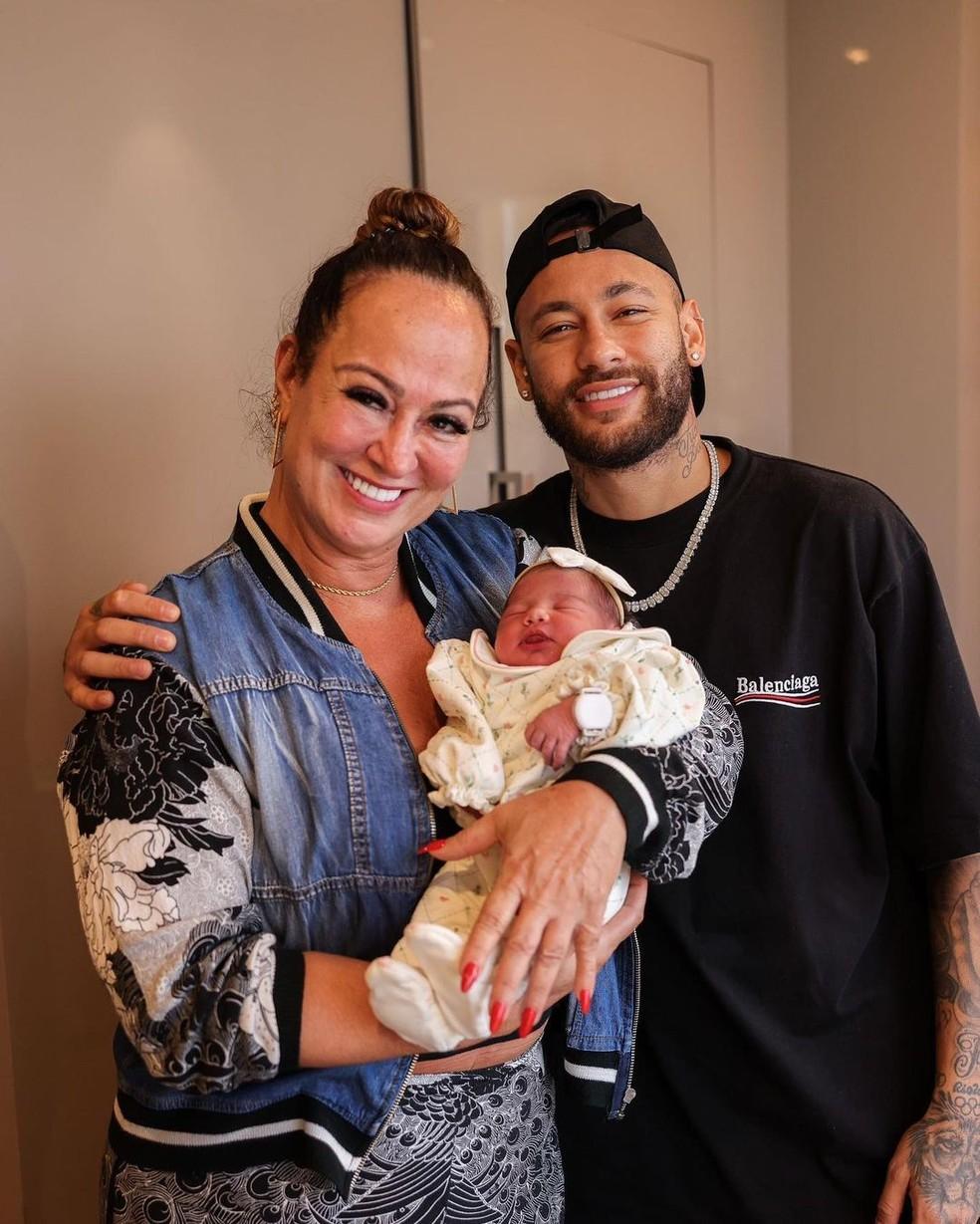 Image: https://mulherinteressante.com/wp-content/uploads/2024/07/postiimg-668c3c8b85f2b9420.jpg Nadine Gonalves me de Neymar com a neta Mavie no colo Foto ReproduoRedes sociais