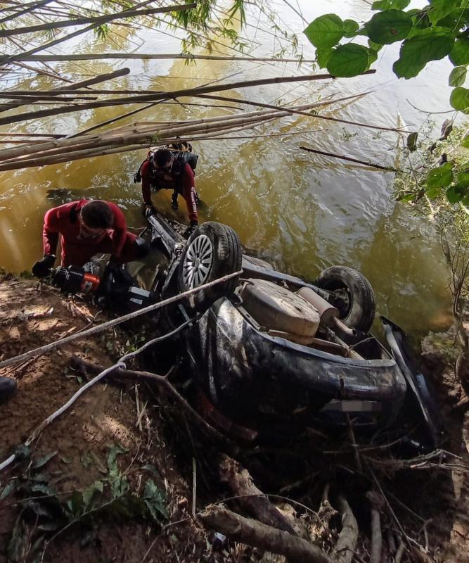 Bombeiros fazem a retirada da vtima com ajuda de uma ferramenta hidrulica 8211 Foto BombeirosDivulgaoND