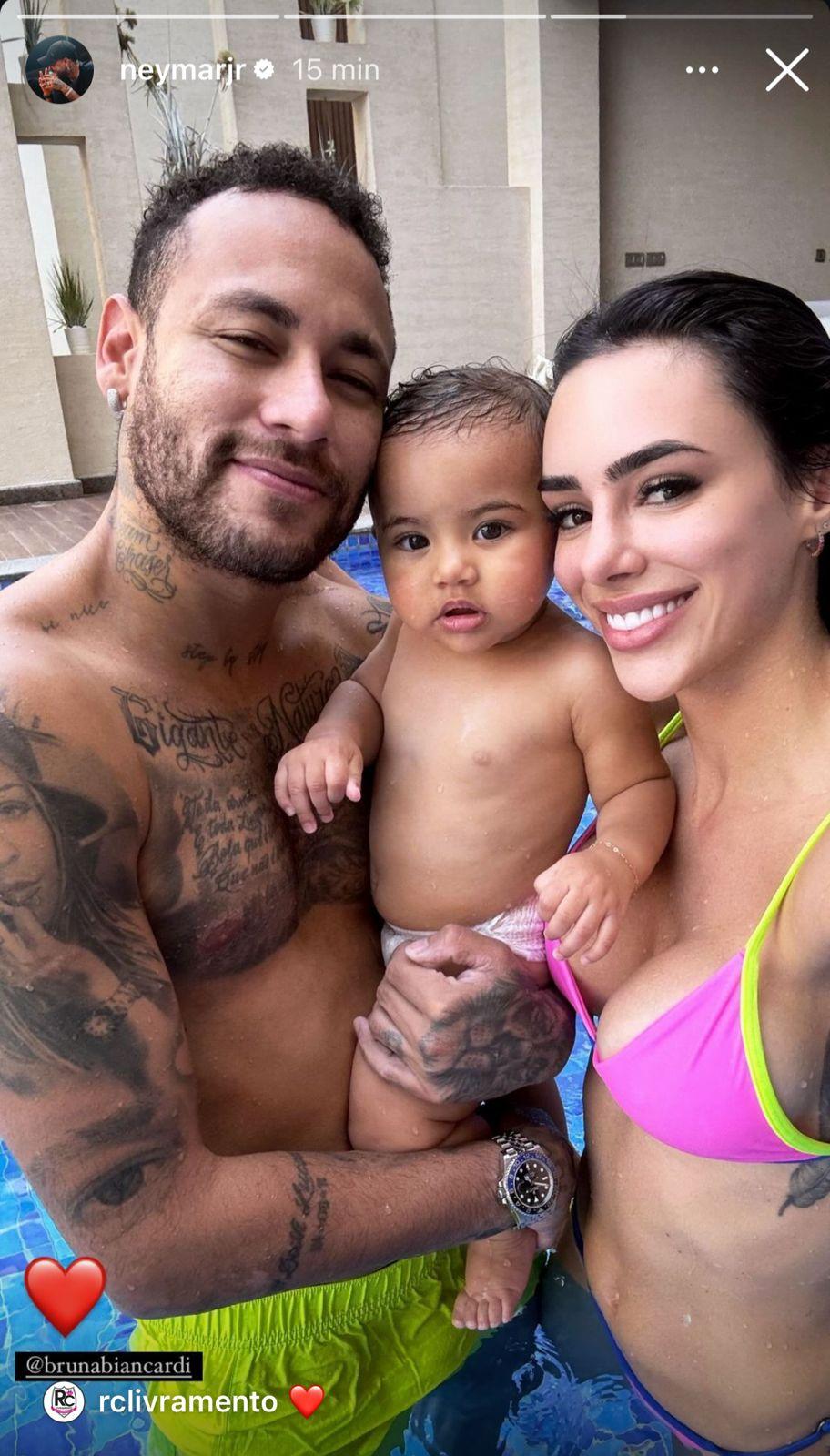 Neymar Jr posa com a famlia na piscina