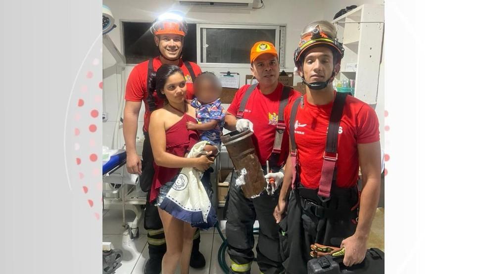 Criana salva de dentro da tubulao posa para foto com os bombeiros Foto Arquivo pessoal